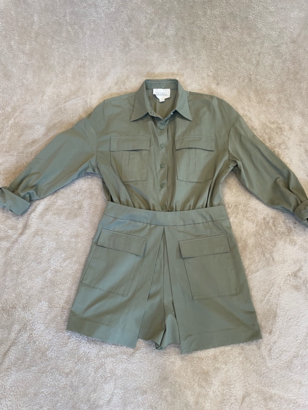 SUPER CUTE jumper!  Great Structure.  Never been worn.  Skort style.